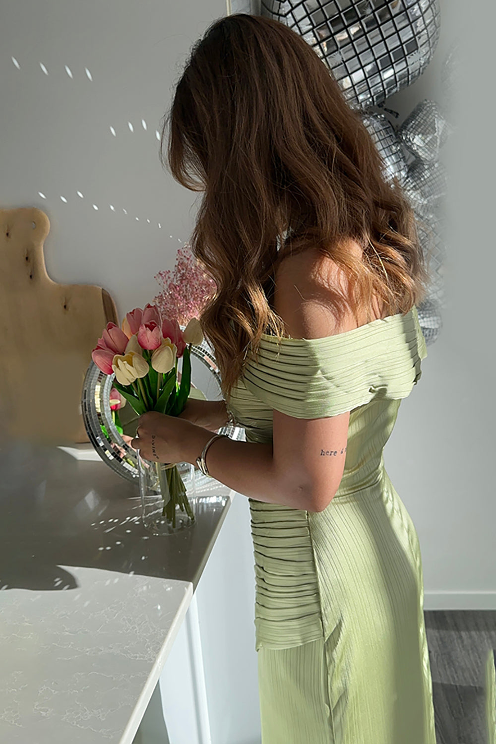 Metallic satijngroen off de schouderschede rode loper jurk