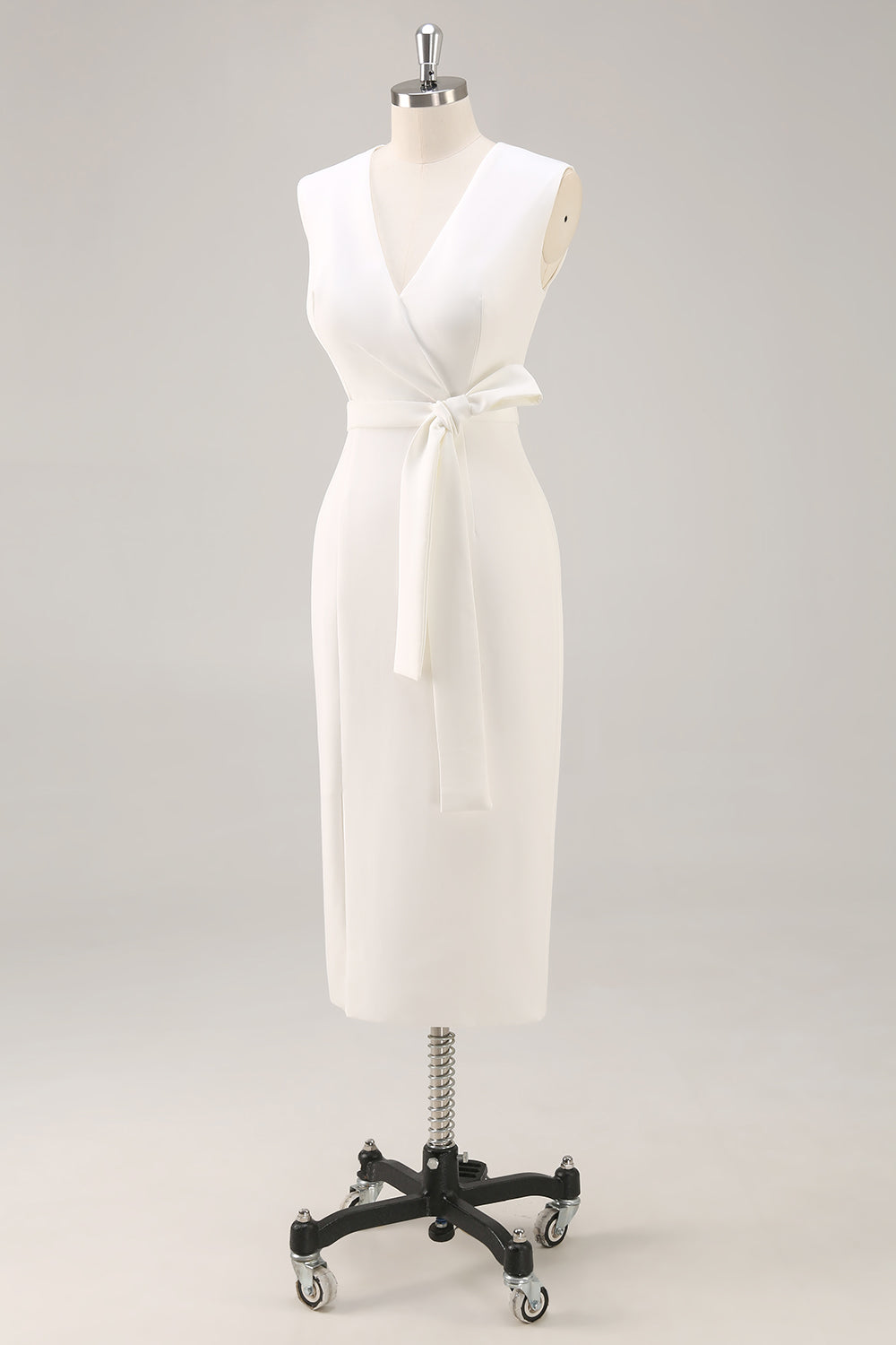 Witte satijnen formele jurk met V-hals en riem