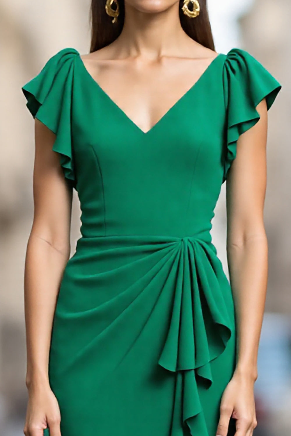 Groene satijnen bodycon midi-werkjurk met v-hals en ruches en drapering