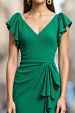 Groene satijnen bodycon midi-werkjurk met v-hals en ruches en drapering