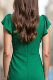Groene satijnen bodycon midi-werkjurk met v-hals en ruches en drapering