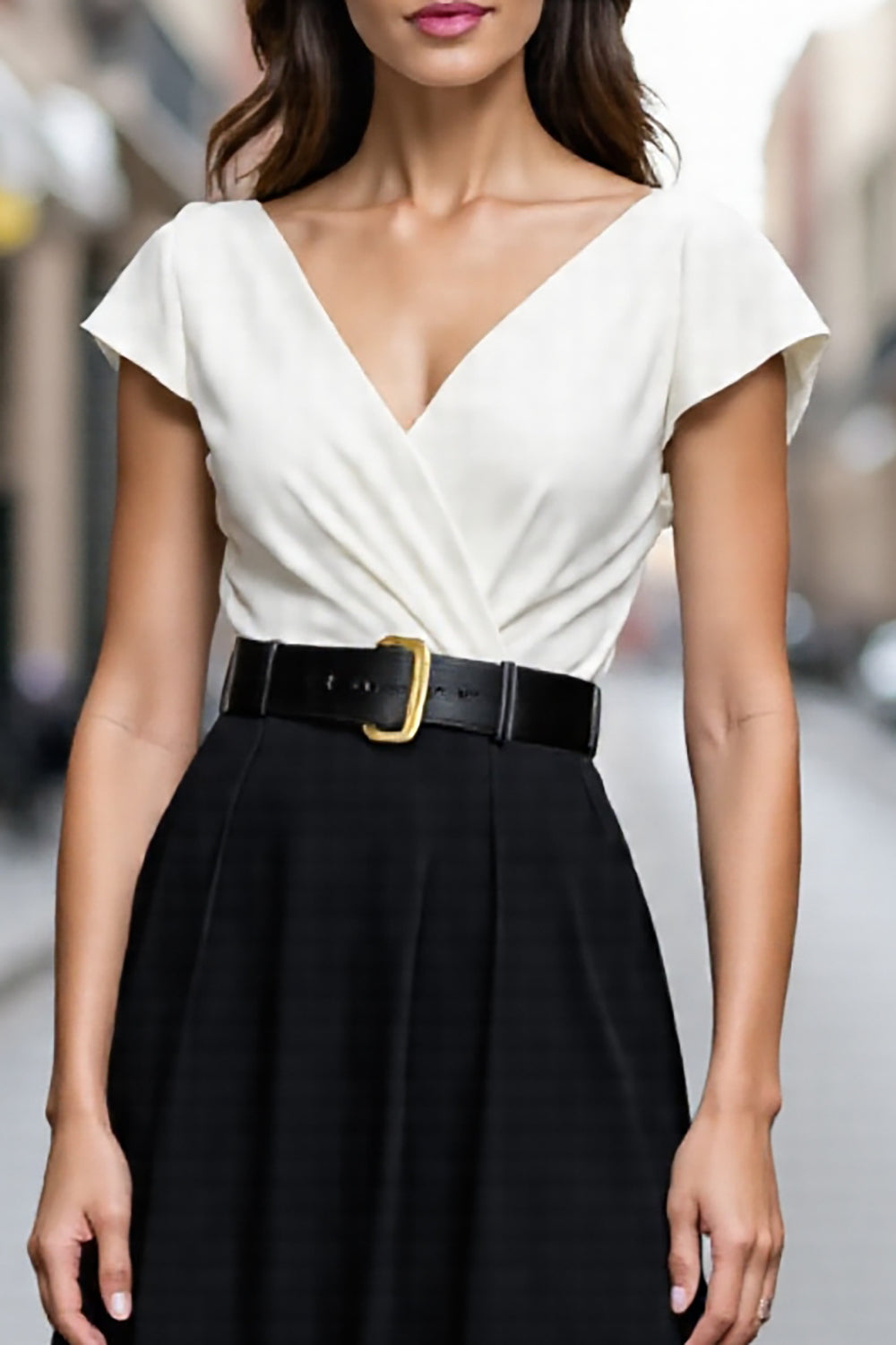 Ivoorkleurige en zwarte midi satijnen A-lijn werkjurk met V-hals en riem