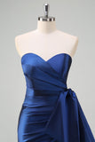 Donkerblauwe strapless geplooide lange galajurk met gedrapeerde strik accent