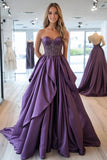 Sparkly Plum Princess Sweetheart gegolfde satijnen lange galajurk met appliques