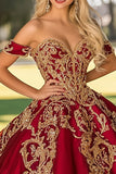 Sprankelende rode gouden satijnen quinceanera-jurk met appliques