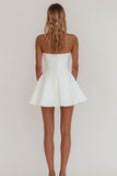 Eenvoudige A-lijn strapless kleine witte afstudeerjurk