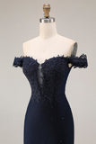 Glinsterende marineblauwe off-the-shoulder zeemeermin-appliqueerde lange galajurk met kralen