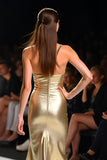 Metallic zeemeermin gouden One Shoulder lange galajurk met split