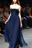 Navy Tule Strapless A-lijn Lange Bruiloft Gast Jurk met Ruches