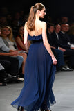 Navy Tule Strapless A-lijn Lange Bruiloft Gast Jurk met Ruches