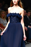 Navy Tule Strapless A-lijn Lange Bruiloft Gast Jurk met Ruches