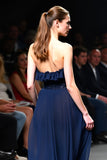 Navy Tule Strapless A-lijn Lange Bruiloft Gast Jurk met Ruches