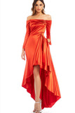 Oranje schede Off the Shoulder Lange Mouw Geplooide Satijn Hi-Low Formele Jurk