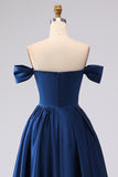 Off-the-shoulder marineblauwe satijnen A-lijn lange galajurk met split