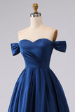 Off-the-shoulder marineblauwe satijnen A-lijn lange galajurk met split