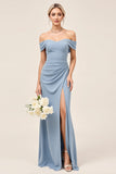 Chiffon stoffige blauwe ruched Off The Shoulder lange bruidsmeisjesjurk met split