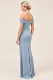Chiffon stoffige blauwe ruched Off The Shoulder lange bruidsmeisjesjurk met split