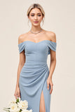 Chiffon stoffige blauwe ruched Off The Shoulder lange bruidsmeisjesjurk met split