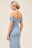 Chiffon stoffige blauwe ruched Off The Shoulder lange bruidsmeisjesjurk met split