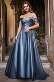 Een lijn stoffig blauw off-shoulder geplooide plus lange galajurk