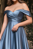 Een lijn stoffig blauw off-shoulder geplooide plus lange galajurk