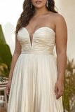 Champagne geplooid strapless A-lijn lange plus-size trouwjurk