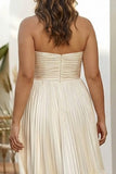 Champagne geplooid strapless A-lijn lange plus-size trouwjurk