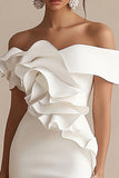 Witte Off The Shoulder Satijnen Gegolfde Afstuderen Jurk