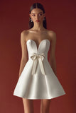 Witte strapless A-lijn satijnen afstudeerjurk