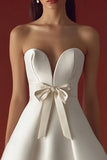 Witte strapless A-lijn satijnen afstudeerjurk