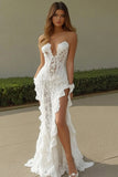 Witte strapless gegolfde kanten zeemeermin trouwjurk