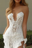 Witte strapless gegolfde kanten zeemeermin trouwjurk