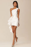 Een schouder witte gegolfde korte bodycon afstudeerjurk