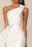 Een schouder witte gegolfde korte bodycon afstudeerjurk