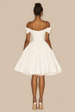 Wit A Line Off The Shoulder Satijnen Gegolfde Afstuderen Jurk