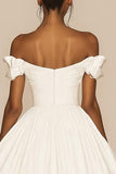 Wit A Line Off The Shoulder Satijnen Gegolfde Afstuderen Jurk