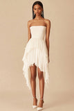 Witte strapless chiffon gegolfde afstudeerjurk met ruches