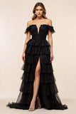 Chiffon zwarte gelaagde off-shoulder galajurk met split