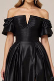 Zwarte satijnen off-shoulder A Line galajurk met split