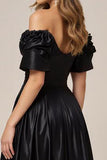Zwarte satijnen off-shoulder A Line galajurk met split