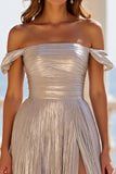 Sliver Metallic A Line Off the Shoulder Geplooide Lange Galajurk met Split