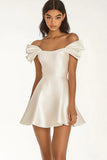Off the Shoulder Ivoor A Line Satijnen Korte Afstuderen Jurk
