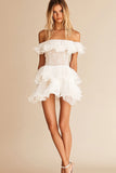 Off the shoulder witte gegolfde kanten korte afstudeerjurk