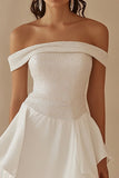 Off the shoulder witte satijnen afstudeerjurk met kralen