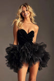 Strapless gegolfde tule A-lijn zwarte homecoming-jurk met ruches