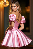 Roze A-lijn satijnen off-shoulder korte homecoming-jurk met ruches