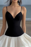 Zwart-wit A Line Chiffon Mini afstuderen jurk met ruches
