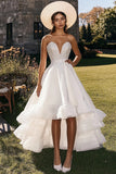 Witte gelaagde strapless A-lijn High Low trouwjurk