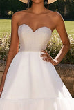 Witte strapless gelaagde A-lijn trouwjurk met kralen