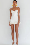 Bodycon satijnen witte afstudeerjurk met ruches